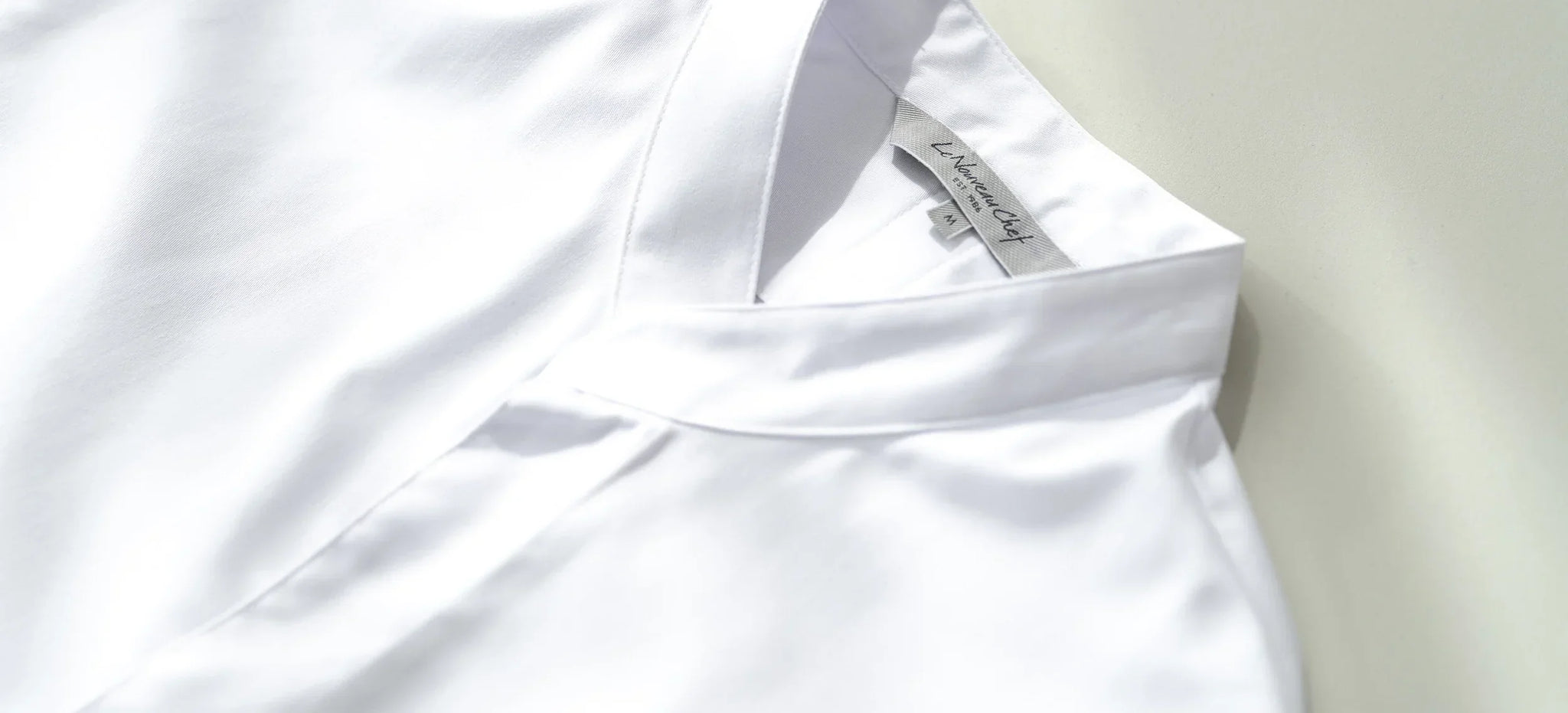 Why do chefs wear white clothing? Why do chefs wear white clothing?